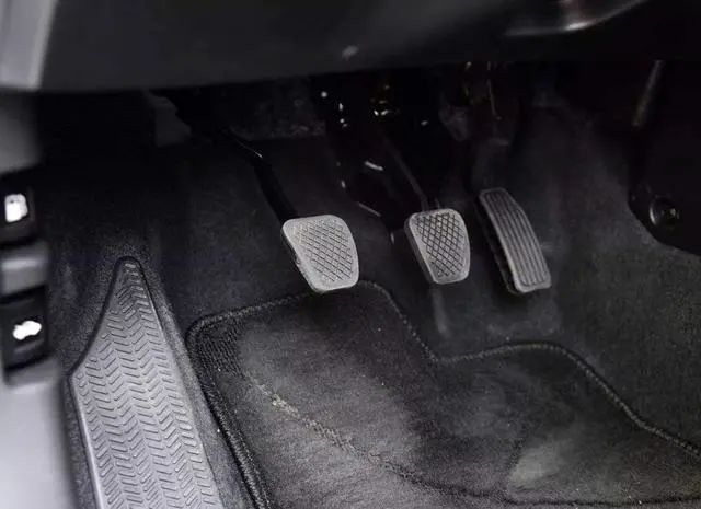 自动挡车启动时一定要踩刹车吗？这里告诉你答案-自动挡的车启动是不是要踩刹车
