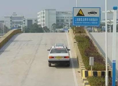 【安全常识】紧急情况 手刹和脚刹一起上会更刹得住？-手刹和脚刹有区别吗