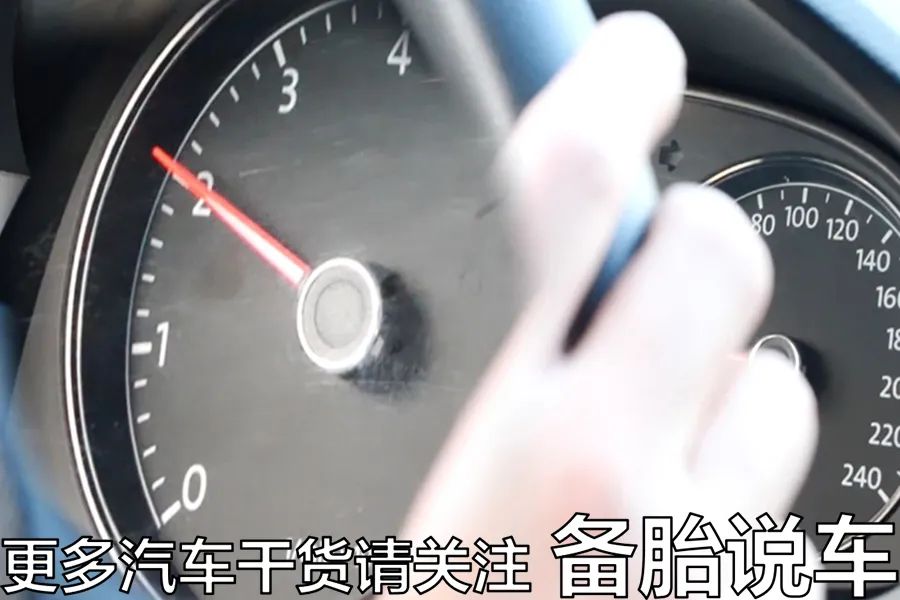 新手上坡起步如何不溜车-新手上坡起步技巧视频