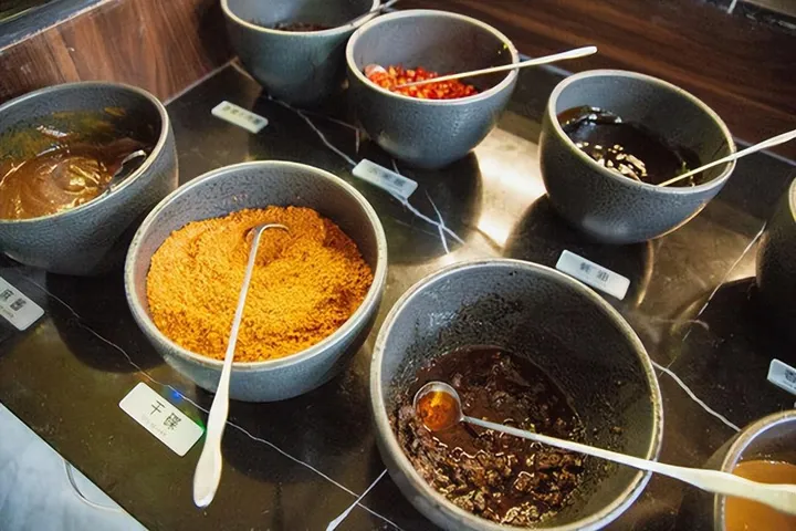 女子火锅蘸料中吃出大量活虫 网友：封门严查（火锅店里吃出虫子怎么办）