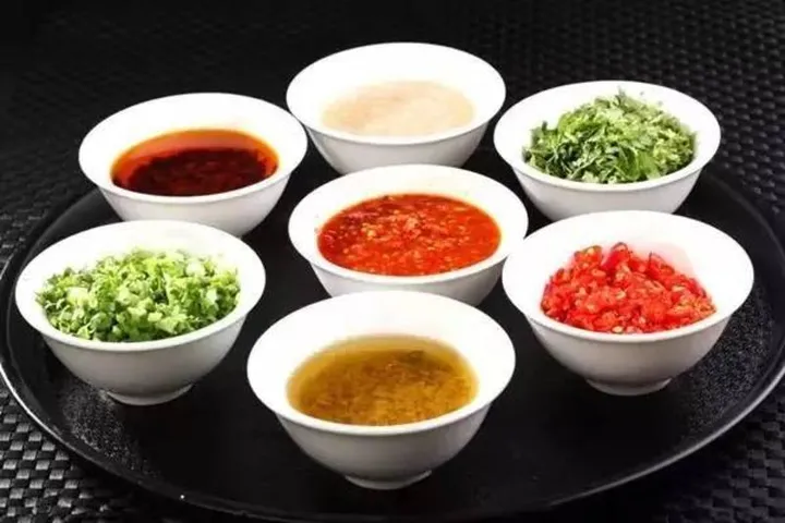 女子火锅蘸料中吃出大量活虫 网友：封门严查（火锅店里吃出虫子怎么办）