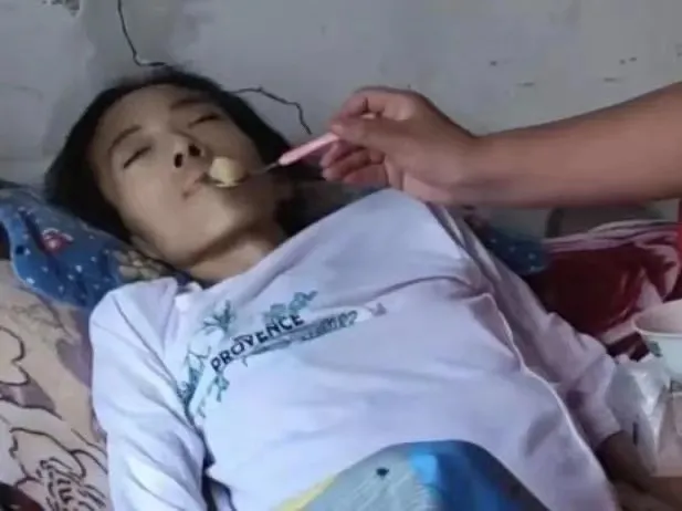 29岁抗癌母亲，是丈夫直播求打赏的工具，也是被蛆吃出洞的女人（26岁抗癌妈妈）