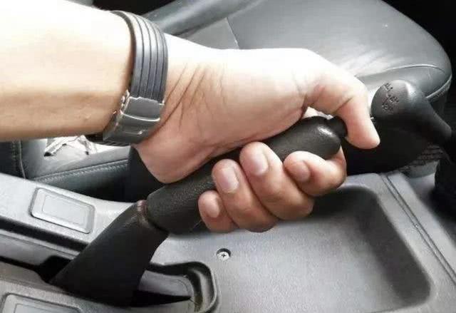 手刹只知道一把拉到底？那你就大错特错了……-手刹拉到底才能刹住刹车吗视频