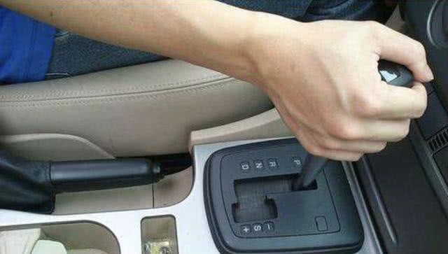 手刹只知道一把拉到底？那你就大错特错了……-手刹拉到底才能刹住刹车吗视频