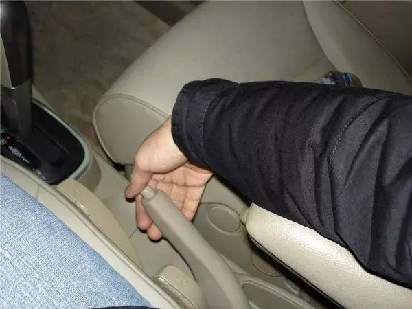 手刹只知道一把拉到底？那你就大错特错了……-手刹拉到底才能刹住刹车吗视频