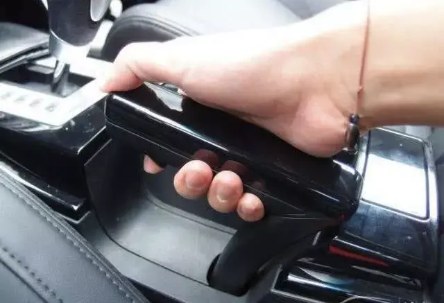 手刹只知道一把拉到底？那你就大错特错了……-手刹拉到底才能刹住刹车吗视频