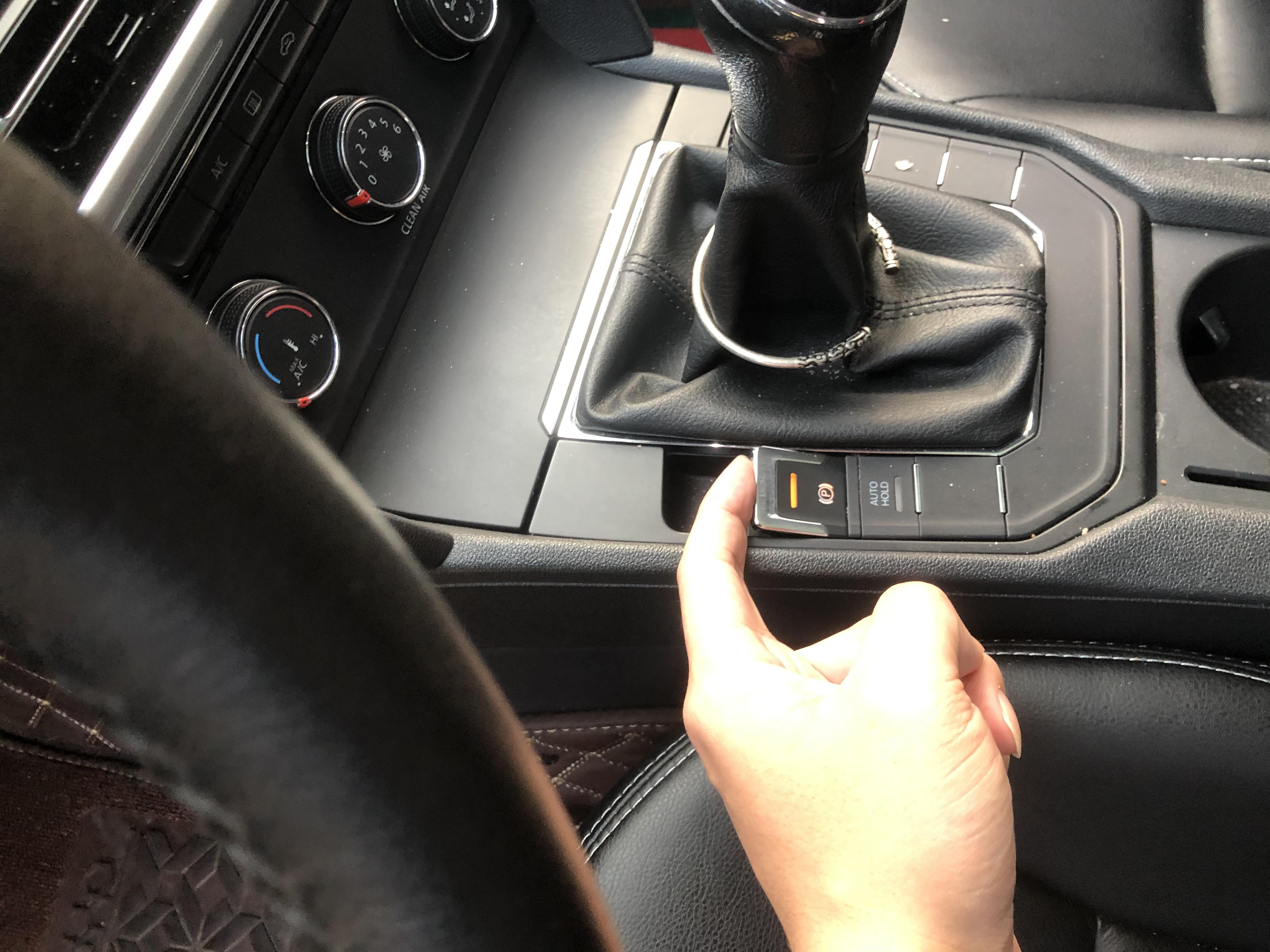 启动车辆起步“电子手刹”就是不松！电子手刹这几个知识要知道！-启动车辆时电子手刹是摁下去还是抬起来