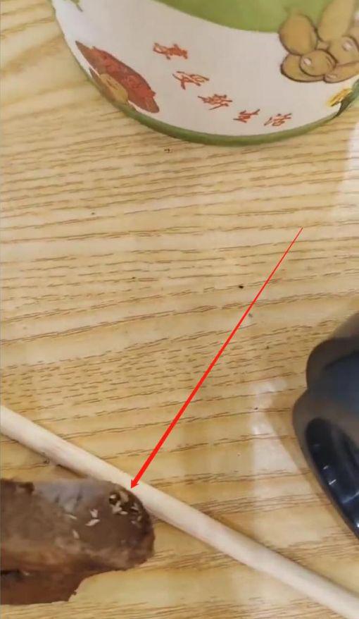 女子称吃黄焖排骨发现满嘴是蛆，总部：肉类为门店自行采购（黄焖排骨用的什么排骨）