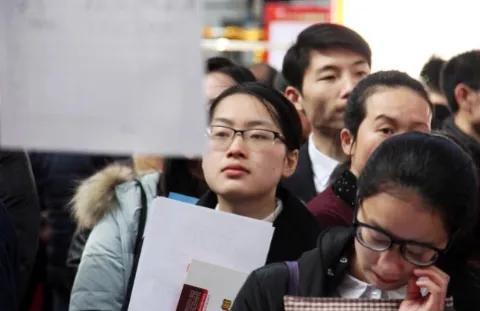 90后惹怒专家,就因报复性存钱,不再摆烂：网友喊专家“闭嘴吧”（90后招谁惹谁了说说）