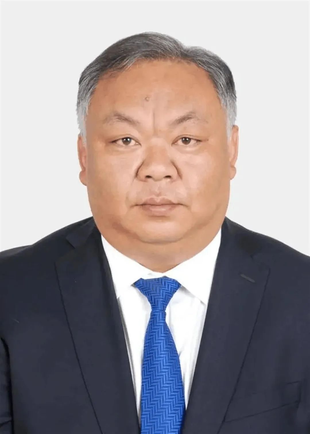 冲上热搜！女副区长“一撮白发”引热议，官方回应（女副区长被杀）