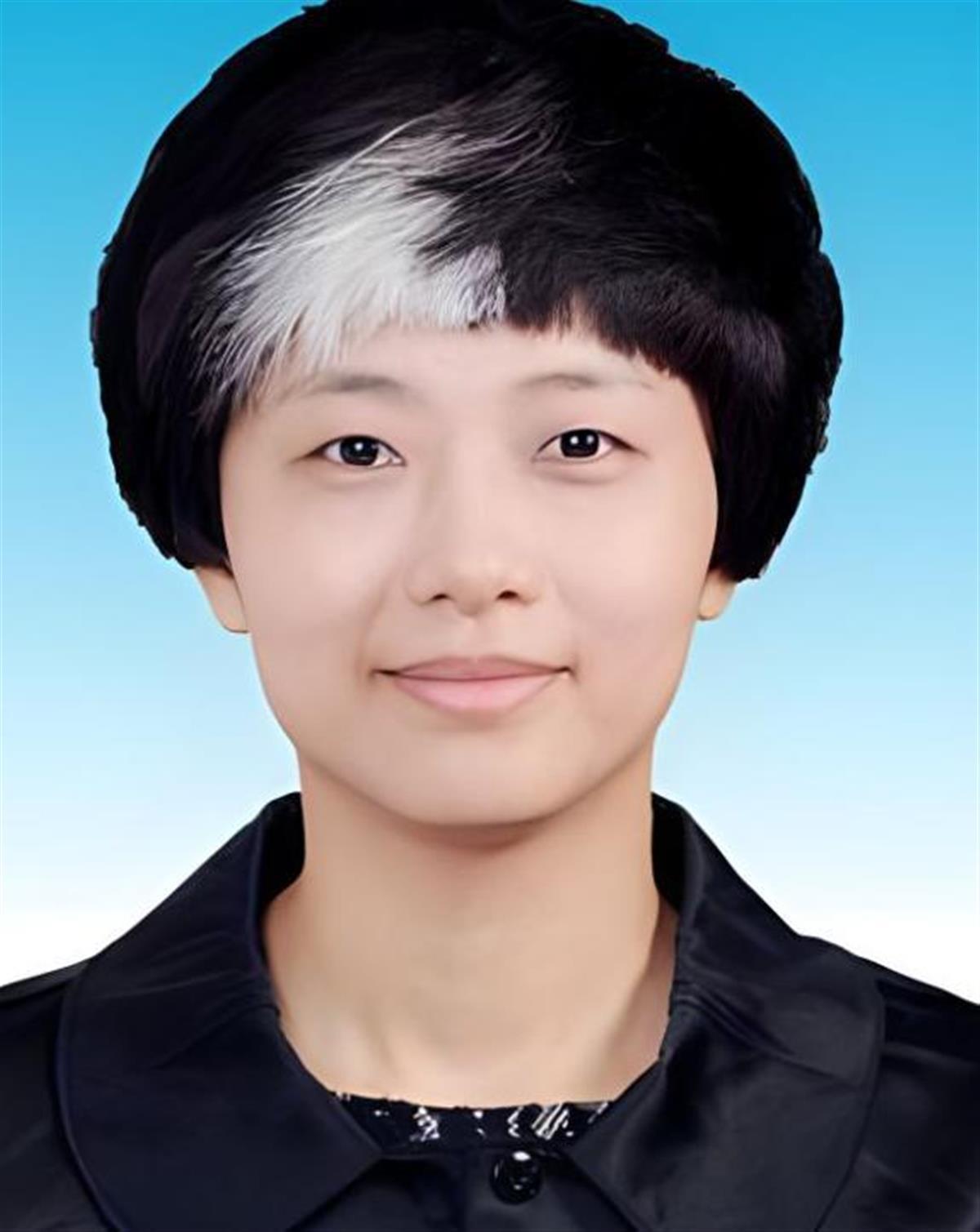 官方回应女副区长“一撮白发”造型，是不是染的都别“以发取人”（女副区长被打死）