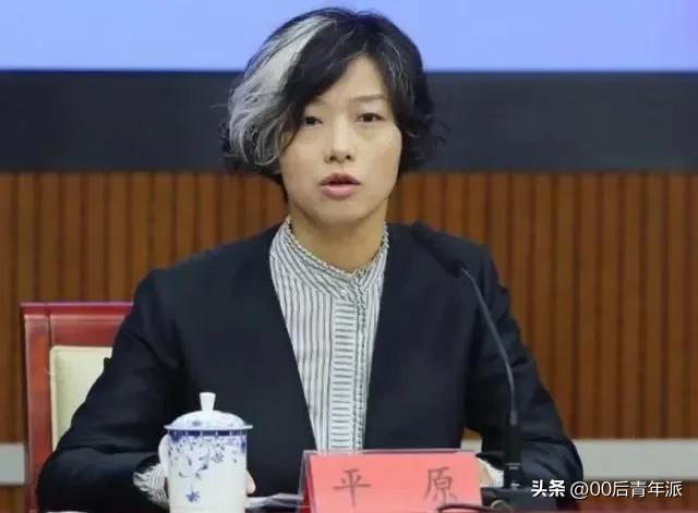 深圳70后副区长平原因一张白发照片被质疑后期漂染，她回应天生的（深圳坪山区区长）