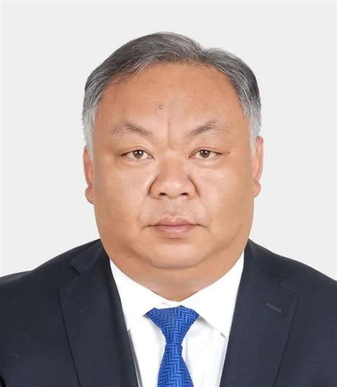 女副区长因“一撮白发”冲上热搜，公职人员形象受关注的背后……（女副区长车祸身亡）