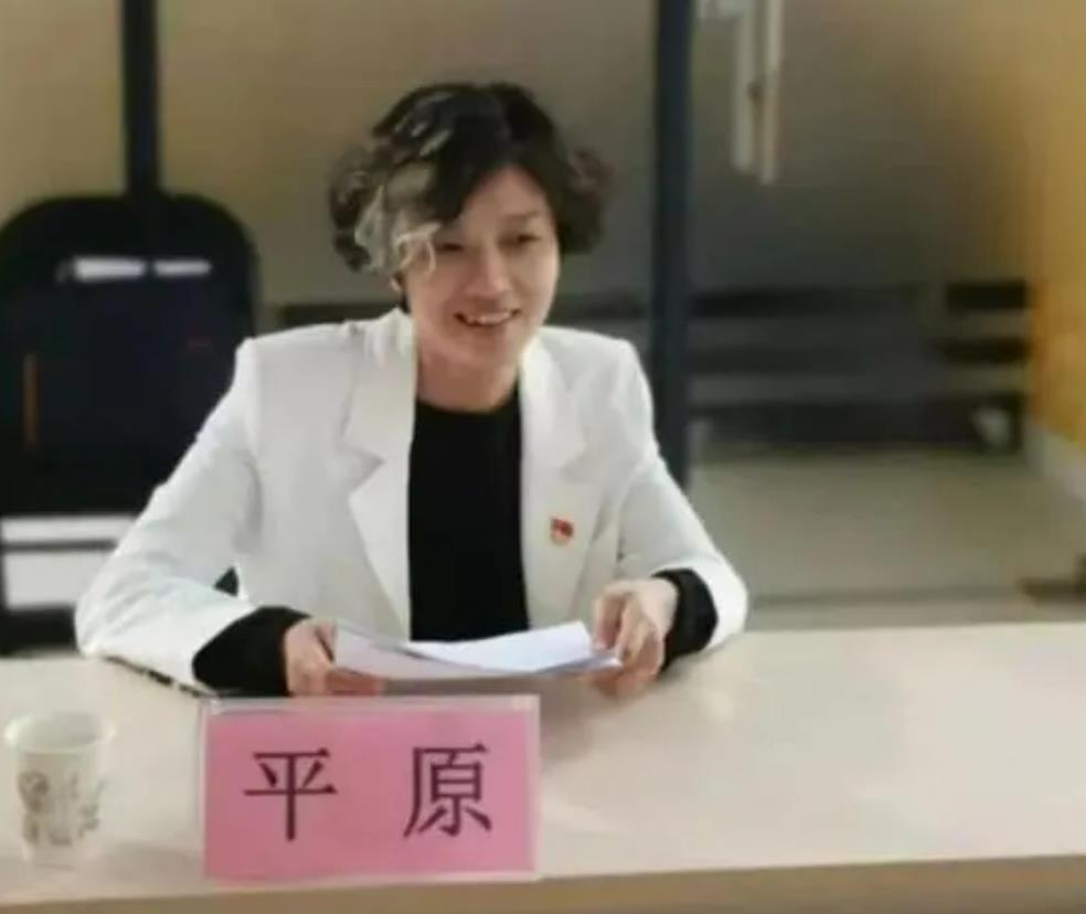 女副区长因“一撮白发”冲上热搜，公职人员形象受关注的背后……（女副区长车祸身亡）