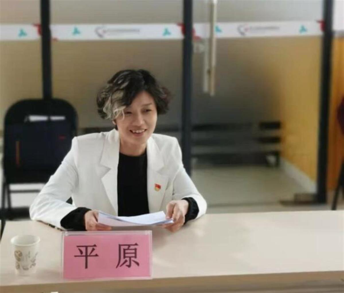 深圳龙岗70后女副区长白发照走红，是否“挑染”都无可厚非（深圳市龙岗区委副书记）