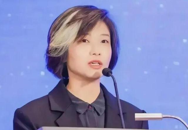 深圳70后女副区长白发照走红：系天生非染发，倾听公众声音没错（深圳女区委书记辞职）