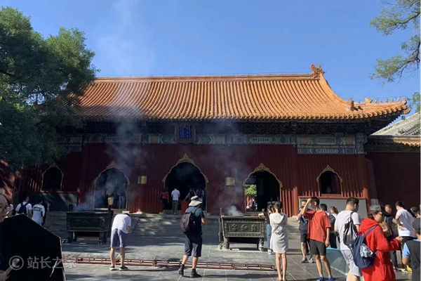 鸡鸣寺游客爆满设反悔门引导离寺 网友：佛祖太贴心