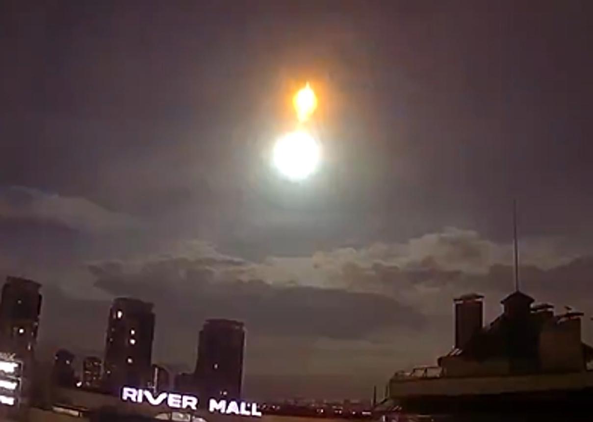 乌克兰夜空坠落巨型火球！NASA否认美国卫星，分析：不是人造物体（乌克兰爆炸事件）