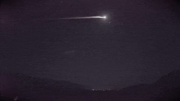 乌克兰夜空坠落巨型火球！NASA否认美国卫星，分析：不是人造物体（乌克兰爆炸事件）