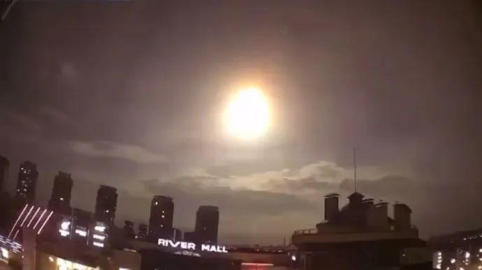 乌克兰首都上空现巨大光球，是美国卫星坠落还是UFO？（乌克兰航空航天）