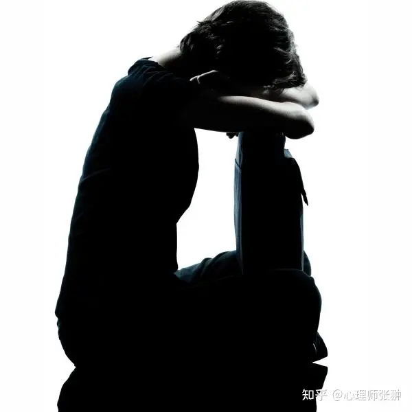 母亲觉得孩子厌学是「作」，竟停掉其抗抑郁药换成维生素，如何评价她的行为？（孩子厌学抑郁还能上学么）