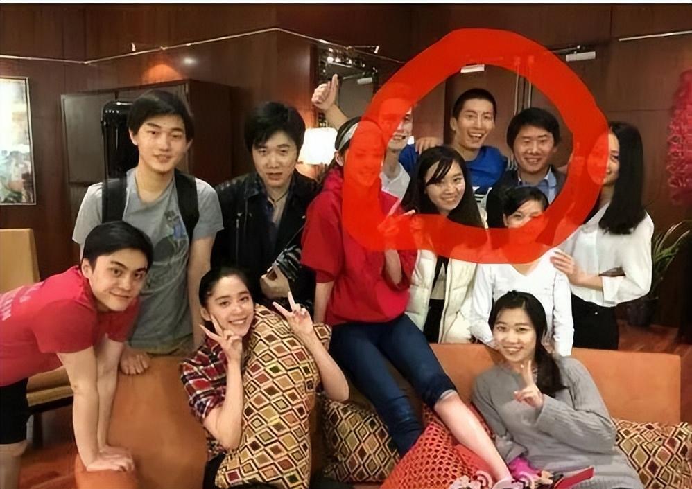 窦骁“嫁入”豪门之路，和他背后隐藏的3位年轻“富婆”-窦骁富家女