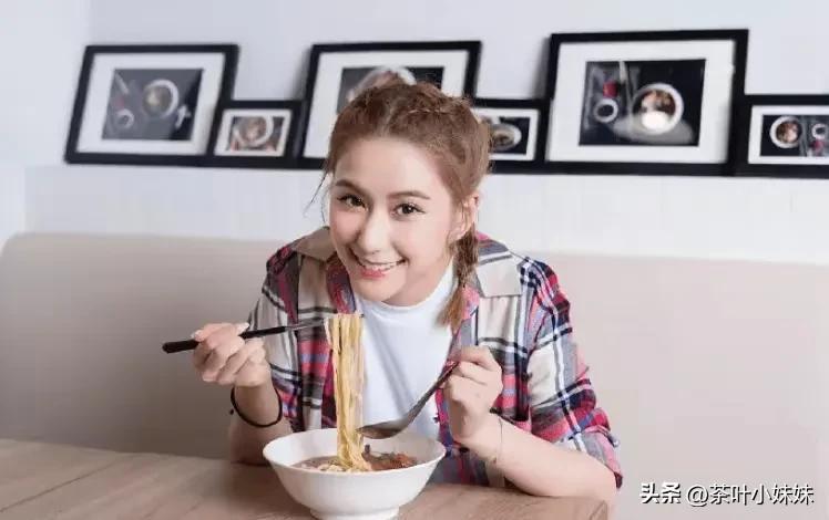 身家400亿，四任男友皆绝色，何超莲为何下嫁窦骁-何超莲为什么能看上窦骁知乎