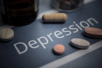 女儿小升初不适应，学霸妈妈却将女儿抗抑郁药换成维生素（女儿快小升初了,怎么鼓励）