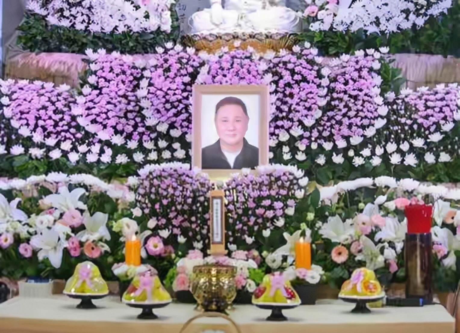 一路走好！香港知名影星出殡火化，圈内好友罕见现身崩溃大哭（香港名人葬礼）