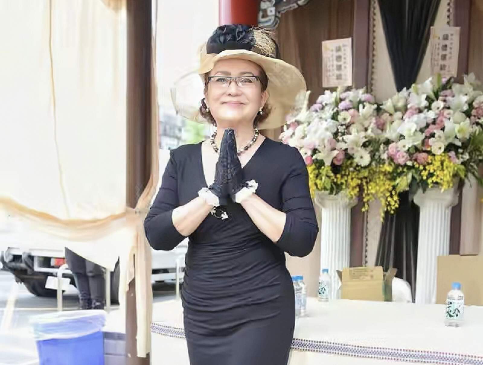 一路走好！香港知名影星出殡火化，圈内好友罕见现身崩溃大哭（香港名人葬礼）