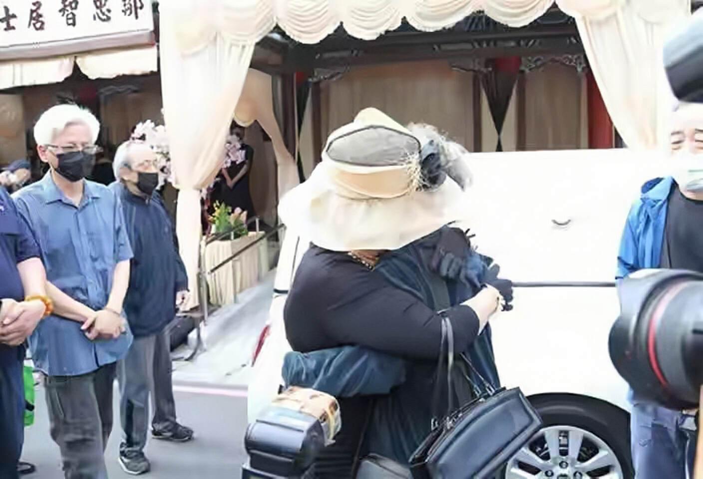一路走好！香港知名影星出殡火化，圈内好友罕见现身崩溃大哭（香港名人葬礼）