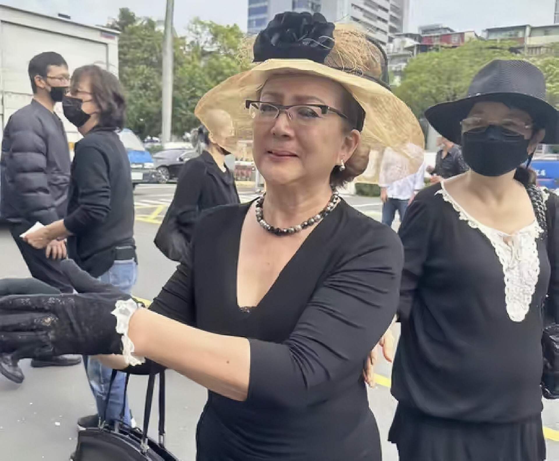 一路走好！香港知名影星出殡火化，圈内好友罕见现身崩溃大哭（香港名人葬礼）