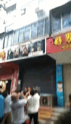 大火中妈妈从5楼抛下被单和2个孩子，孩子获救了，可妈妈却！（妈妈用自己的身体挡住了飞驰过来的车子缩句）