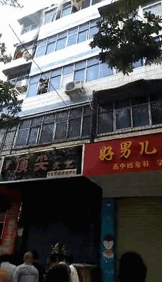 大火中妈妈从5楼抛下被单和2个孩子，孩子获救了，可妈妈却！（妈妈用自己的身体挡住了飞驰过来的车子缩句）