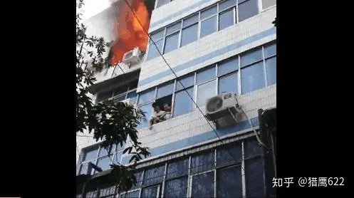 大火中妈妈从5楼抛下被单和2个孩子，孩子获救了，可妈妈却！（妈妈用自己的身体挡住了飞驰过来的车子缩句）