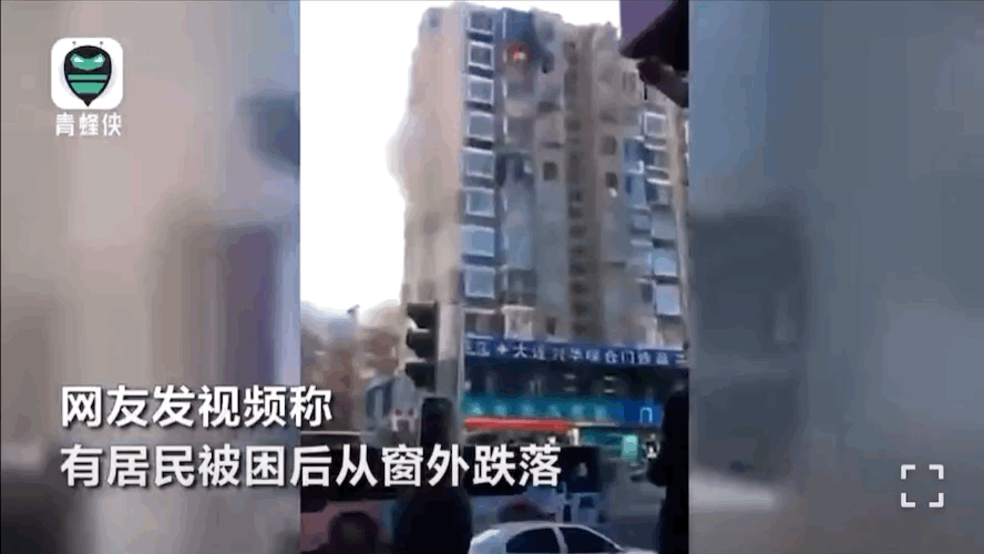突发火灾，两孩子从三楼扔下后获救，她却不幸身亡！（小孩从二楼摔下来视频播放）