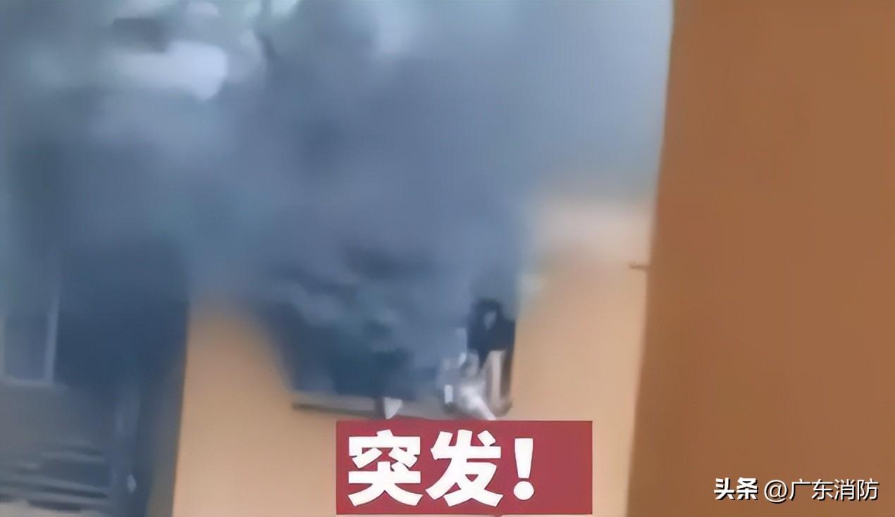 突发火灾，两孩子从三楼扔下后获救，她却不幸身亡！（小孩从二楼摔下来视频播放）