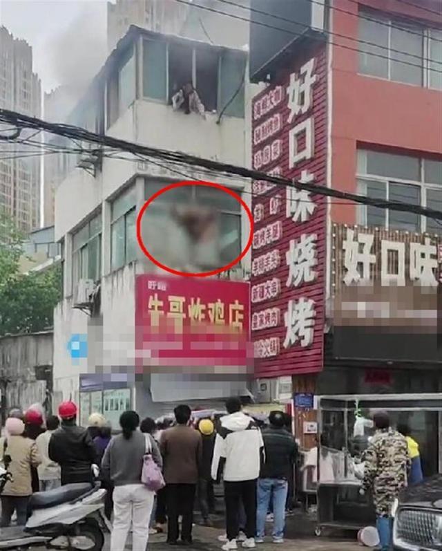 江苏淮安一居民楼发生火灾，女子将2小孩扔下楼被接住，自己跳下身亡（淮安刚刚火灾）