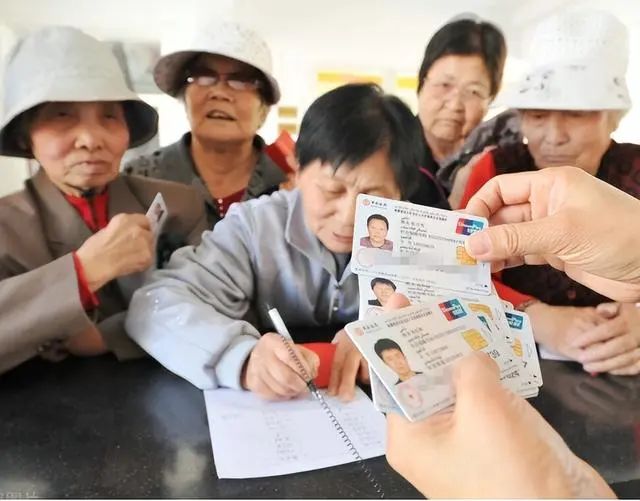 养老金调整，2021年涨4.5%，2022年涨4%，今年统一涨10%，可行吗-2021年养老金涨幅多少