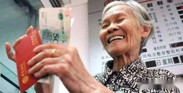 退休的人有福了，相关部门传来消息，2023年退休金或将按比例上涨-2022年退休政策最新标准