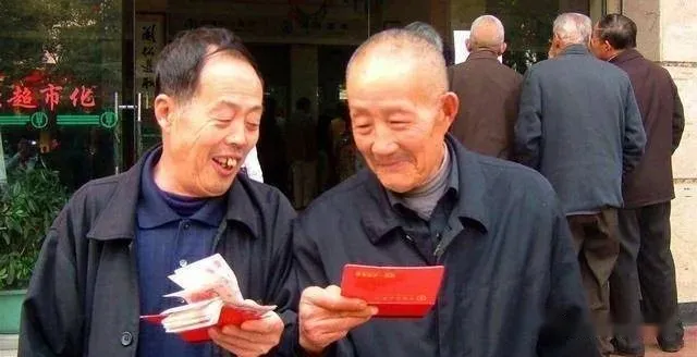 退休的人有福了，相关部门传来消息，2023年退休金或将按比例上涨-2022年退休政策最新标准