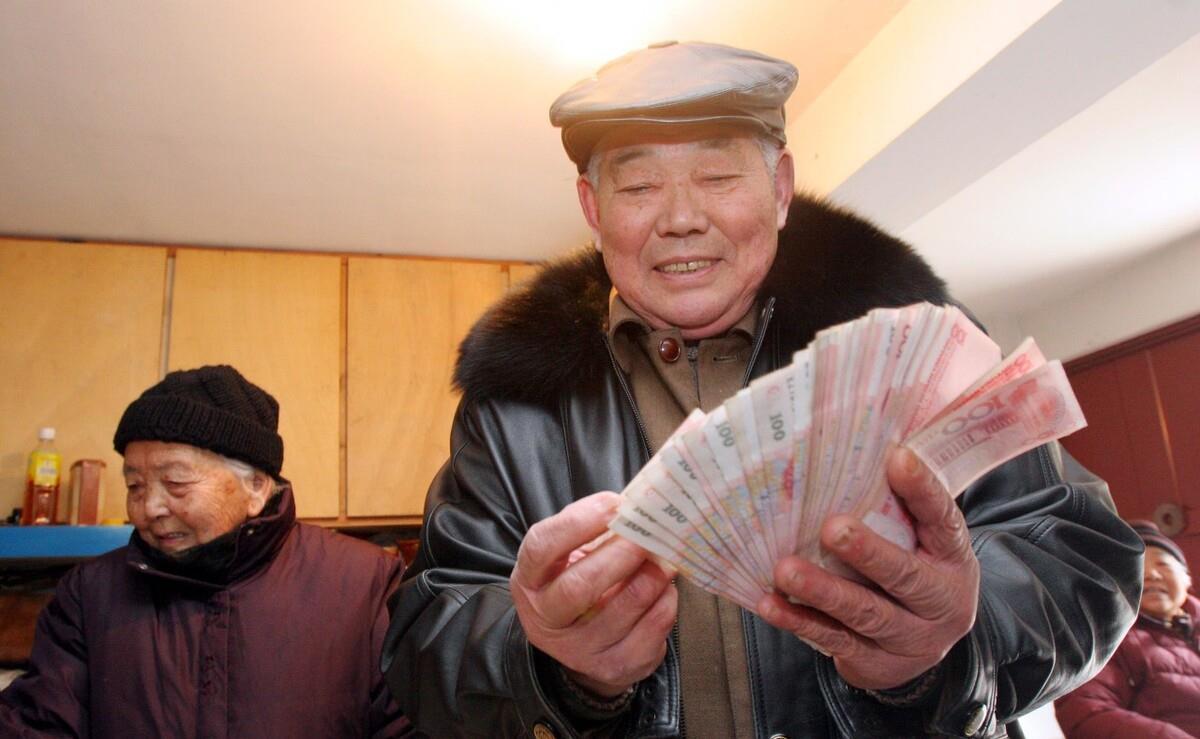 3.8%！2023年养老金调整比例公布，1000元和5000元，涨钱差多少？-2024年养老金如何并轨