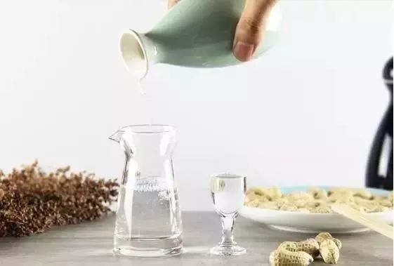 8个方法，帮你鉴定你喝的是粮食酒还是酒精酒-怎么辨别粮食酒还是不是粮食酒