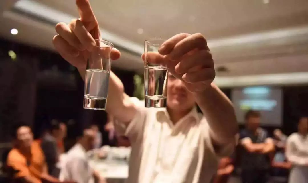 8个方法，帮你鉴定你喝的是粮食酒还是酒精酒-怎么辨别粮食酒还是不是粮食酒