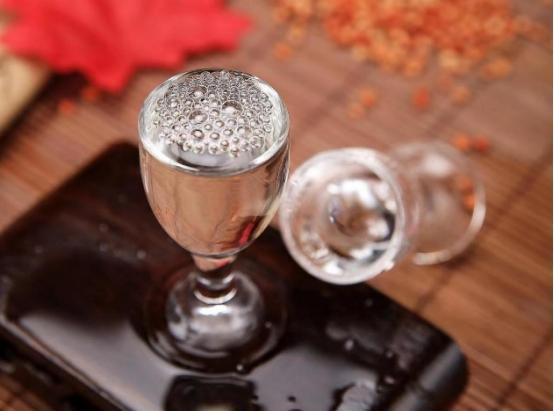 挑白酒时，发现瓶身带有这“5个数”，放心喝！都是100%纯粮佳酿-白酒怎么看产品标准号