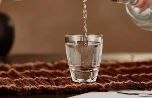 挑白酒时，发现瓶身带有这“5个数”，放心喝！都是100%纯粮佳酿-白酒怎么看产品标准号