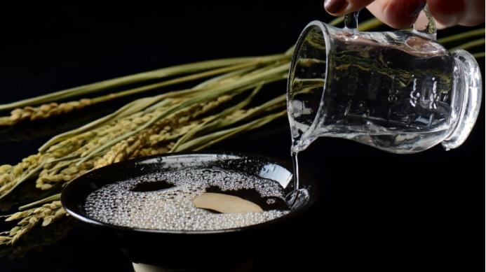 买白酒，不是越贵越好，行家：学会4个诀窍，再便宜也是纯粮好酒-如何买白酒便宜点