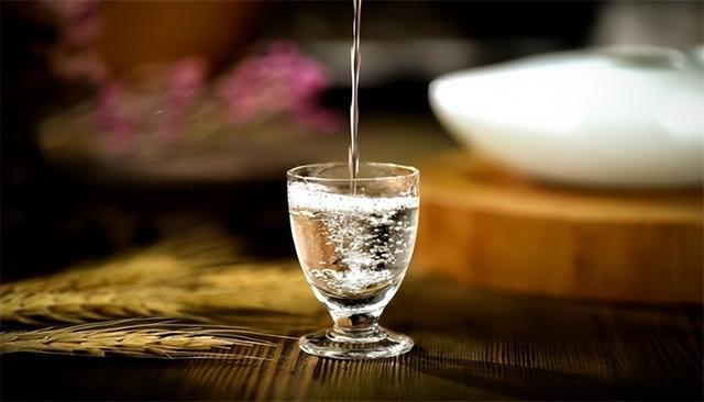 酒瓶上有10781才是粮食酒？行家：有这些“标志”的都是纯粮食酒-酒瓶上的10781是什么意思