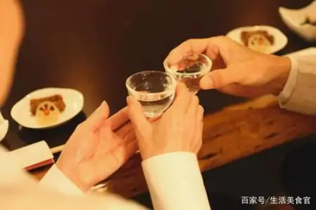 买白酒，酒瓶身只要有“这串字符”，别管多便宜，都是粮食酒-白酒瓶身标签