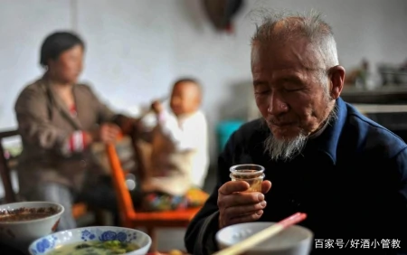 商超这几款“低档白酒”，价格都在60元上下，却都是纯粮食酿的酒-中低档白酒